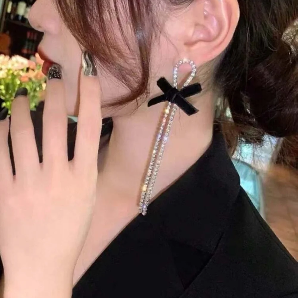 🎀🖤 Rhinestone Earrings 🖤🎀 - Picture 1 of 5